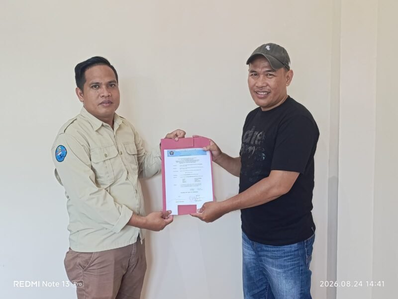 Penyerahan SK Panitia Konferkab PWI Musi Rawas dari Ketua PWI Mura Jhuan Silitonga kepada Ketua Panitia Konferkab, Krismanto