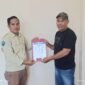 Penyerahan SK Panitia Konferkab PWI Musi Rawas dari Ketua PWI Mura Jhuan Silitonga kepada Ketua Panitia Konferkab, Krismanto 