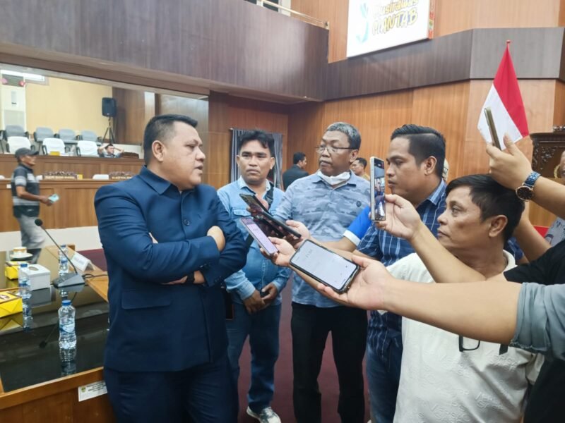 Ketua Badan Kehormatan (BK) Siswantoro saat di wawancarai wartawan
