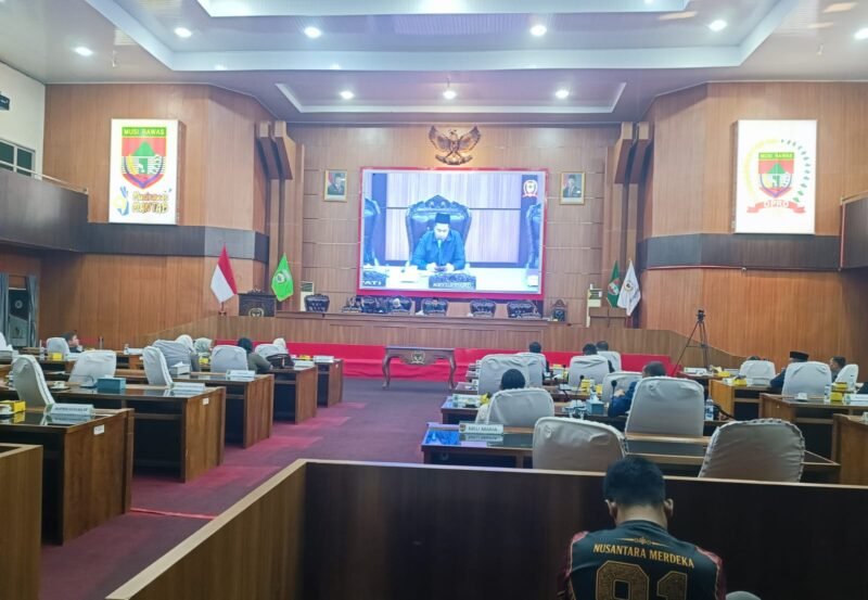 Rapat Paripurna DPRD Musi Rawas membahas KUA-PPAS APBD Perubahan 2026 gagal kuorum. Hanya 19 dari 40 anggota hadir dan rapat ditunda.