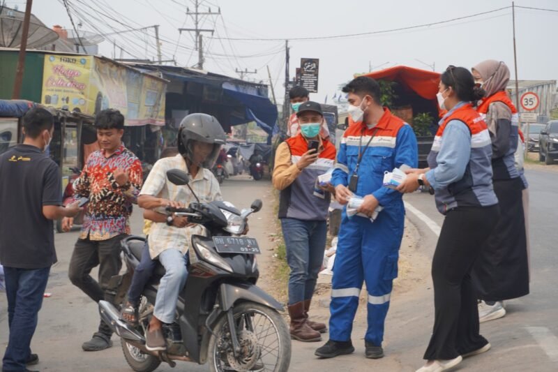Tim PHE Jambi Merang bersama Puskesmas Bayung Lencir membagikan masker gratis kepada masyarakat untuk mengurangi dampak paparan asap karhutla.