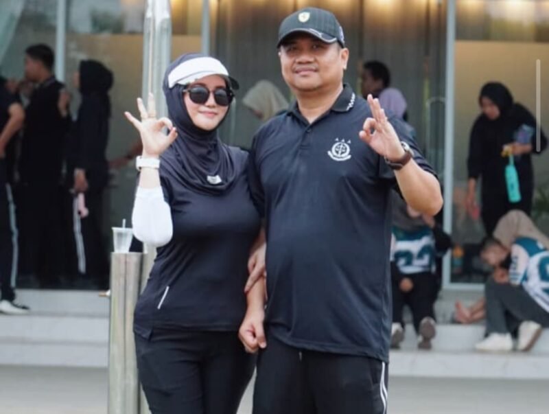 Kasih Pidum Kejari Musi Rawas Erwan Mardiansyah SH MH didampingi istri saat menghadiri kegiatan di Kejari Musi Rawas