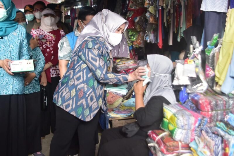 Bupati Musi Rawas Hj Ratna Machmud membagikan Masker kepada masyarakat di Pasar B Tugumulyo 