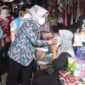 Bupati Musi Rawas Hj Ratna Machmud membagikan Masker kepada masyarakat di Pasar B Tugumulyo 