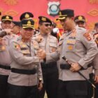 Kapolres Musi Rawas AKBP Gokma Uliate Sitompul bersalaman dengan Kapolres sebelumnya AKBP Agung Aditya Prananta pada rangkaian kegiatan Welcome and Farewell Parade di Markas Polres Musi Rawas, Selasa (13/10/2026)