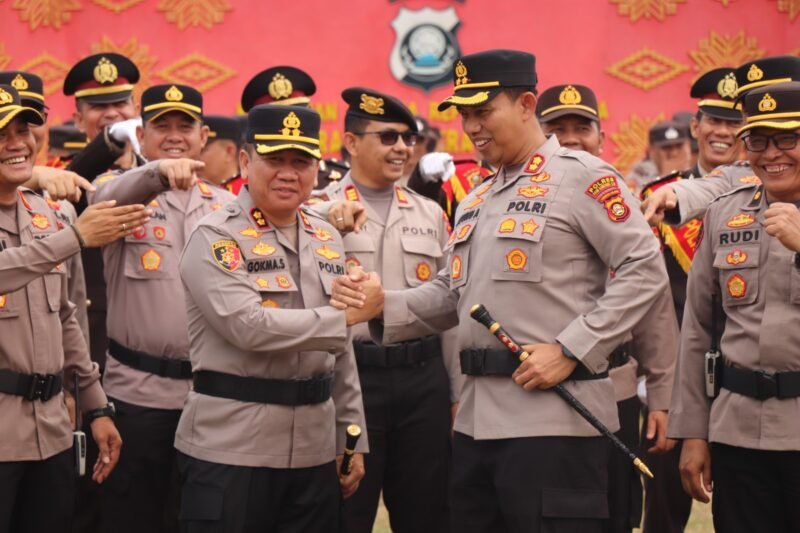 Kapolres Musi Rawas AKBP Gokma Uliate Sitompul bersalaman dengan Kapolres sebelumnya AKBP Agung Aditya Prananta pada rangkaian kegiatan Welcome and Farewell Parade di Markas Polres Musi Rawas, Selasa (13/10/2026)