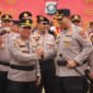 Kapolres Musi Rawas AKBP Gokma Uliate Sitompul bersalaman dengan Kapolres sebelumnya AKBP Agung Aditya Prananta pada rangkaian kegiatan Welcome and Farewell Parade di Markas Polres Musi Rawas, Selasa (13/10/2026)