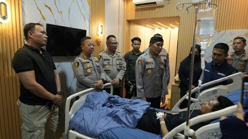Kapolda Sumsel Irjen Pol. Rony Samtana kunjungi korban bentrokan antara massa Cipayung Plus Kota dan organisasi masyarakat Harimau Sumatera Bersatu (HSB) di RS Bhayangkara