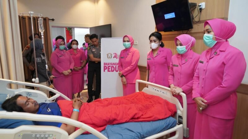 Ketua Bhayangkari Daerah Sumatera Selatan, Ny. Martina Rony Samtana, menjenguk para korban insiden di RS Bhayangkara Palembang