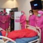Ketua Bhayangkari Daerah Sumatera Selatan, Ny. Martina Rony Samtana, menjenguk para korban insiden di RS Bhayangkara Palembang