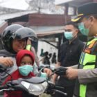 Kapolres Musi Rawas AKBP Gokma Uliate Sitompul Turun ke Jalan, Atur Lalu Lintas dan Bagikan Masker
