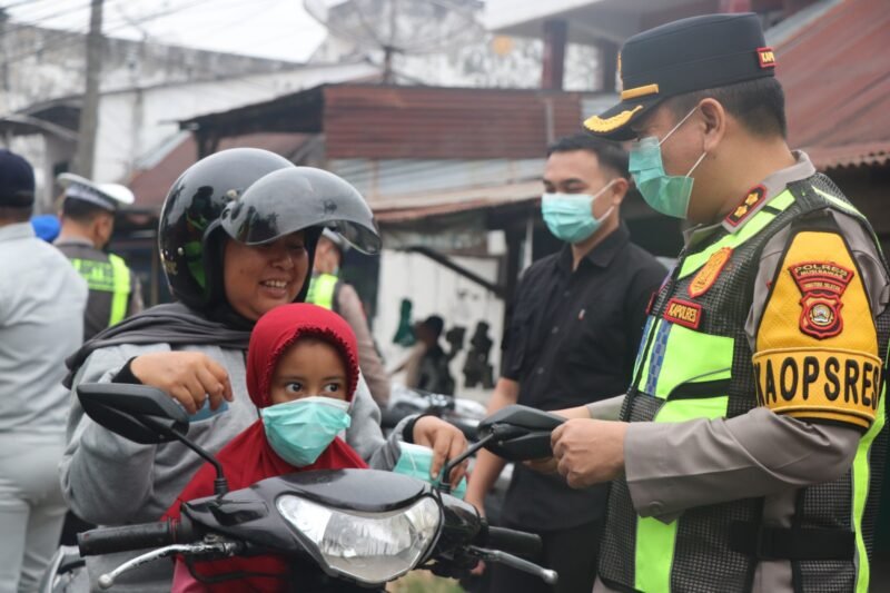 Kapolres Musi Rawas AKBP Gokma Uliate Sitompul Turun ke Jalan, Atur Lalu Lintas dan Bagikan Masker