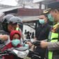 Kapolres Musi Rawas AKBP Gokma Uliate Sitompul Turun ke Jalan, Atur Lalu Lintas dan Bagikan Masker