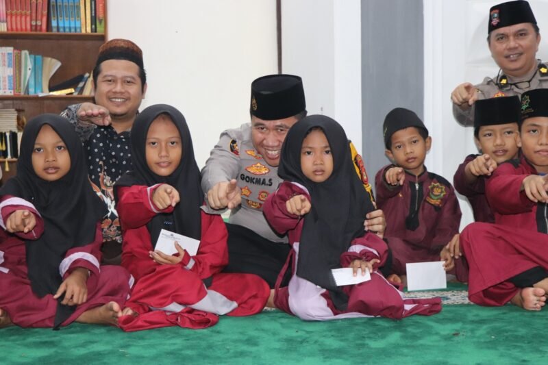 Kapolres Musi Rawas Beri Tali Asih kepada Santri Pondok Tahfizh Masjid Agung