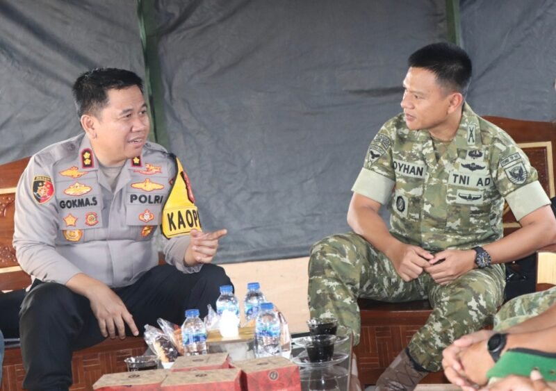Kapolres Musi Rawas AKBP Gokma Uliate Sitompul bersama Komandan Yonif TP 947/Pangeran Amin, Letkol Inf Royhan Asshiddiky
