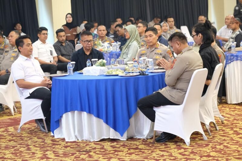 Kapolda Sumatera Selatan (Sumsel) Irjen Pol. Rony Samtana menggelar silaturahmi dan santap siang bersama pimpinan redaksi serta jurnalis media cetak dan elektronik