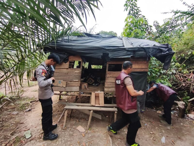 Sebuah pondok yang di duga digunakan untuk tempat pesta sabu, dibongkar anggota Polsek Muara Kelingi