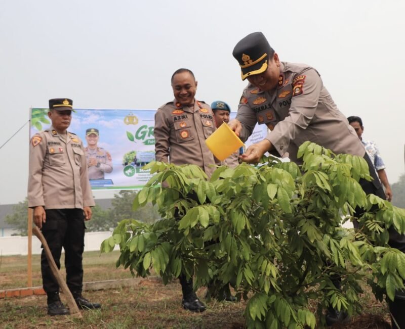 Kapolres Musi Rawas AKBP Gokma Uliate Sitompul lakukan penanaman pohon melalui program Green Policing untuk jaga lingkungan dan lestarikan alam