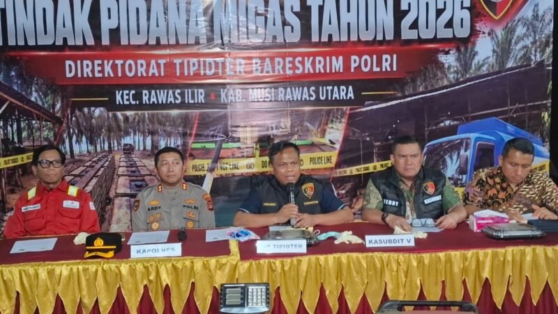 Bareskrim Polri membongkar kilang minyak ilegal di Rawas Ilir, Muratara. Sebanyak 51.200 liter minyak disita dan dua orang ditetapkan sebagai tersangka.