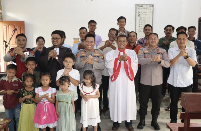 Kapolres Musi Rawas AKBP Gokma Uliate Sitompul kunjungi Gereja HKBP BTS Ulu Cecar dalam giat Minggu Kasih