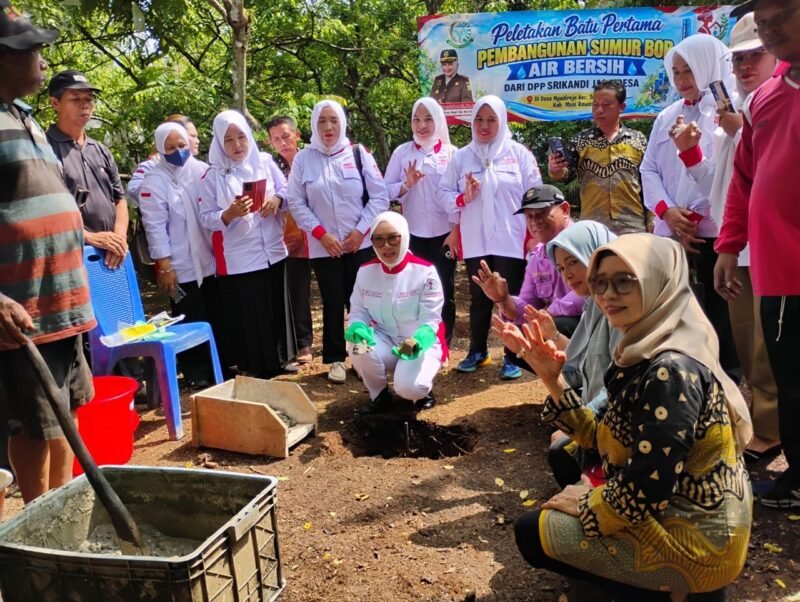 Srikandi Jaga Desa menyalurkan bantuan pembangunan sumur bor fasilitas air bersih untuk warga Desa Ngadirejo, Kecamatan Tugumulyo