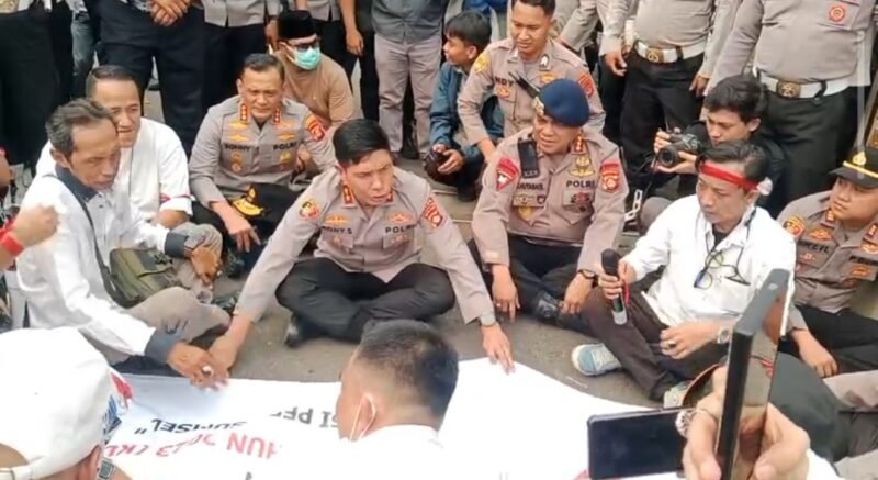 Kapolda Sumsel Irjen Pol. Rony Samtana menemui ratusan peserta aksi solidaritas pers di gerbang Mapolda Sumsel, Kamis (15/10/2026).
