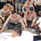 Kapolda Sumsel Irjen Pol. Rony Samtana menemui ratusan peserta aksi solidaritas pers di gerbang Mapolda Sumsel, Kamis (15/10/2026).