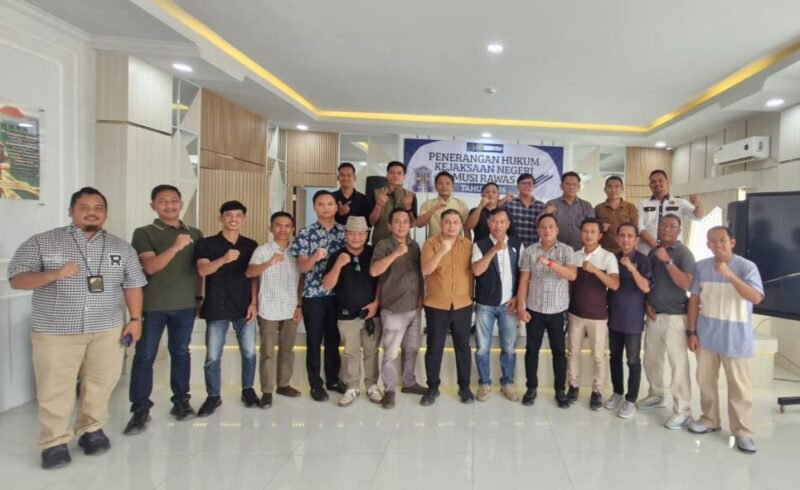 Foto bersama insan pers di wilayah Kabupaten Musi Rawas bersama Kasi Intel dan Kasubsi Intelijen Kejari Musi Rawas di Ruang Rapat Kejari Musi Rawas, Muara Beliti